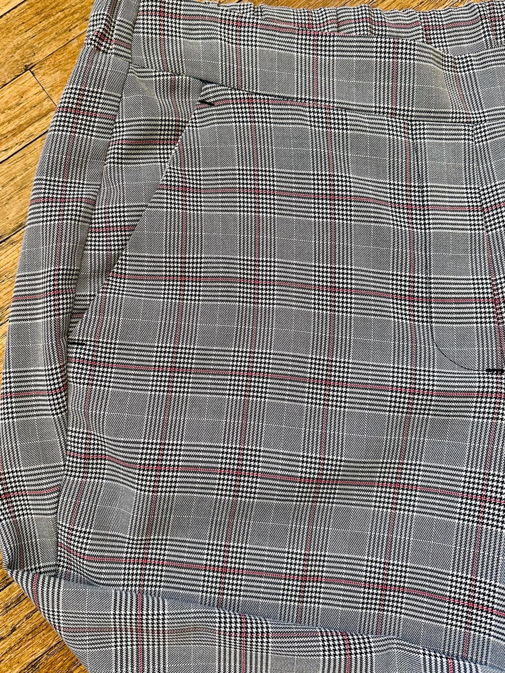 Pre Owned Old Navy Cropped Plaid Ankle Pants with Gray with Red Accent - Picture 3 of 12
